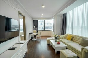 Premier-Apartment | Wohnbereich | Flachbildfernseher