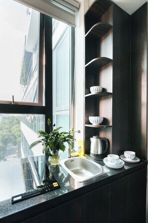Standaard studio, 1 queensize bed, airconditioning, uitzicht op stad | Privékeuken | Een koelkast, keukenrol