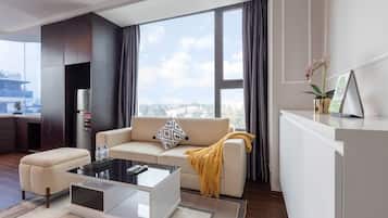 Superior-Apartment, 1 Queen-Bett, Kochnische, Stadtblick | Wohnbereich | Flachbildfernseher