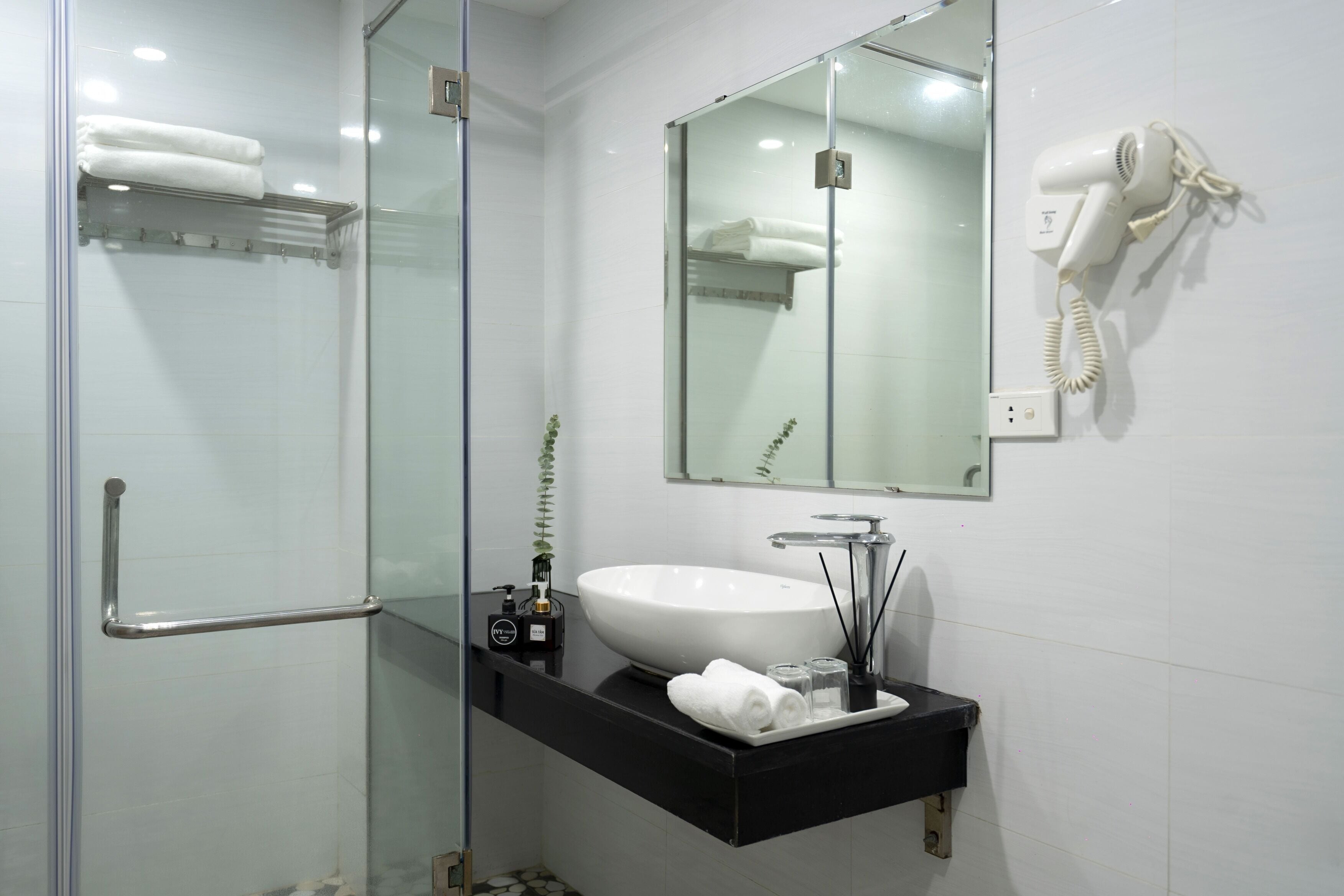 Ducha, artículos de higiene personal gratuitos y secador de pelo