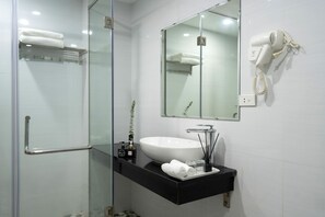 Ducha, artículos de higiene personal gratuitos y secador de pelo