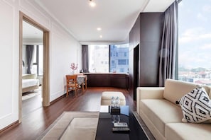 1 habitación, caja de seguridad en la habitación y escritorio