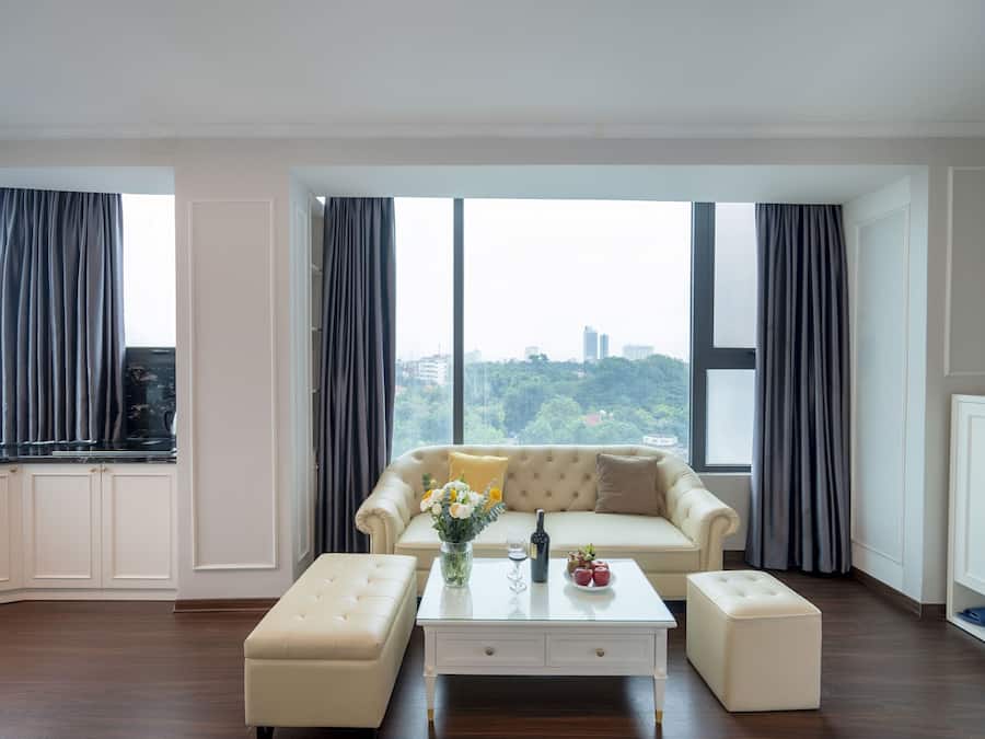 Apartamento premier | Área de estar | TV de tela plana