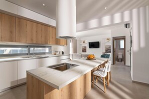 Fridge, microwave, oven, stovetop - Martini Villas- Sofia in Kremasti (Κρεμαστή)