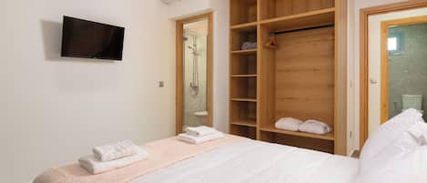 3 bedrooms, iron/ironing board, WiFi (free), bed sheets