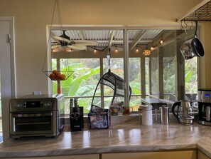 Jääkaappi, mikroaaltouuni, liesi, kahvin-/teenkeitin