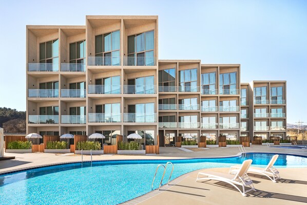 Seasonal outdoor pool, open 9:00 AM to 6:00 PM, cabanas (surcharge)