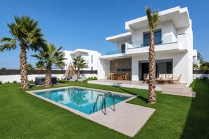 A modern two-story house with a swimming pool, palm trees, and outdoor furniture. - Martini Villas - Rosemary in Kremasti (Κρεμαστή)