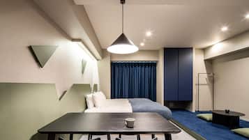 Escritorio, cortinas blackout y tabla de planchar con plancha