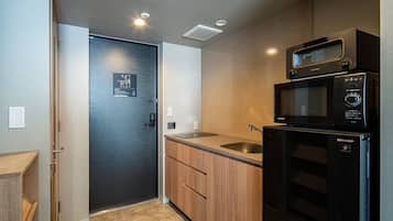 Refrigerador, microondas, placa de cocina, tetera/pava eléctrica