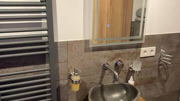 Dusche, Haartrockner, Handtücher, Seife