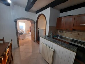 Fridge, oven, stovetop, coffee/tea maker