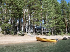 Sur la plage, chaise longue