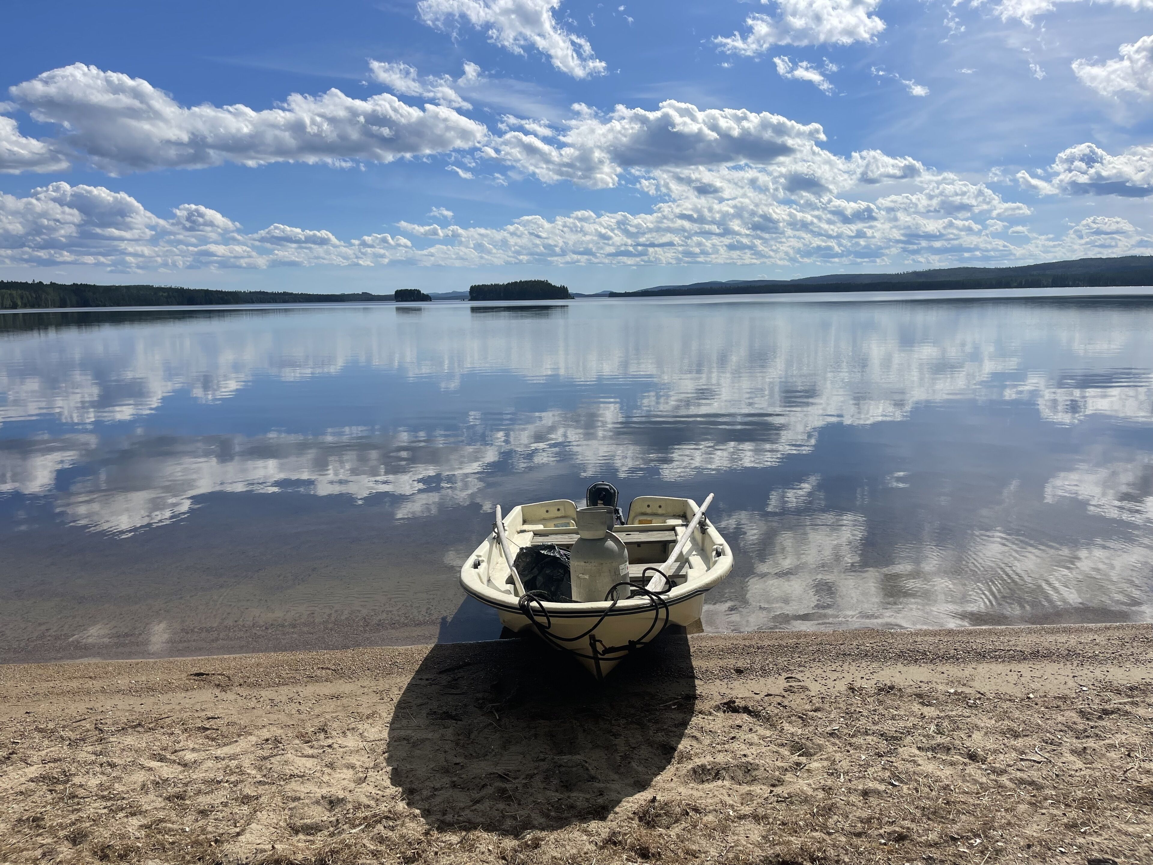 Rannalla, aurinkotuoleja