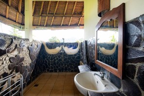 Shower, rainfall showerhead, free toiletries, bidet - Ayunda by Supala (Ubud)