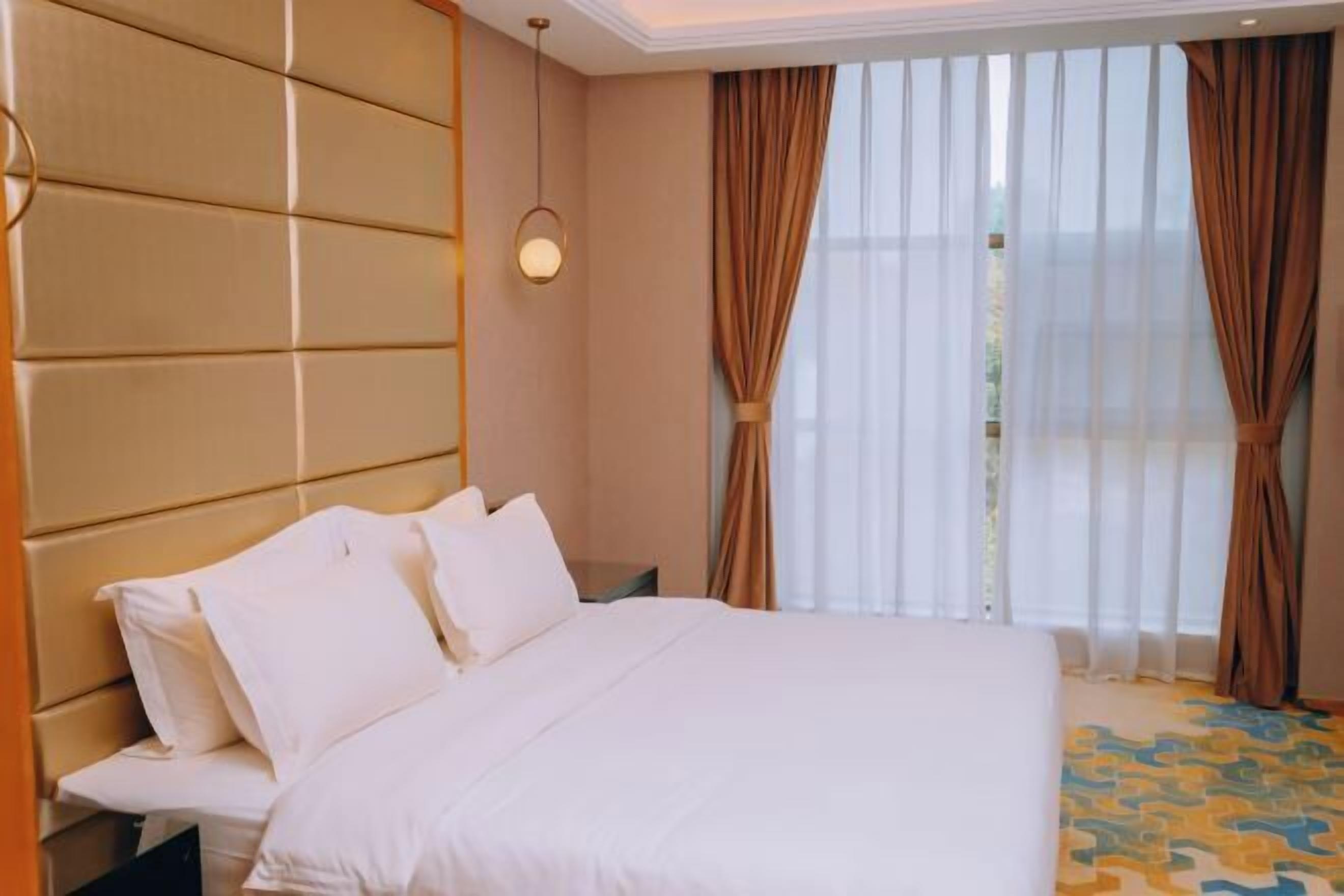 セーフティボックス (室内)、客室ごとに異なる装飾、客室ごとに異なるインテリア、デスク