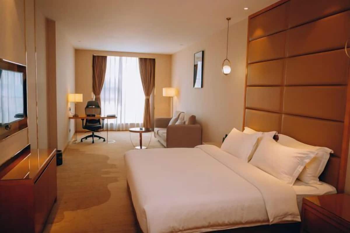 セーフティボックス (室内)、客室ごとに異なる装飾、客室ごとに異なるインテリア、デスク