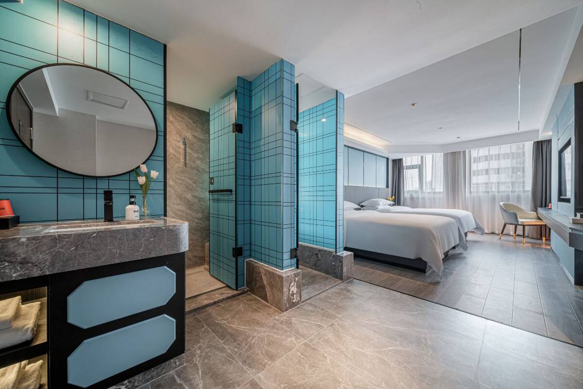 Business Room | Egyptian cotton sheets, premium bedding, down comforters, pillowtop beds