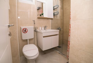 Hair dryer, towels, soap - Studio Apartment with Terrace overlooking the sea (Ulcinj)