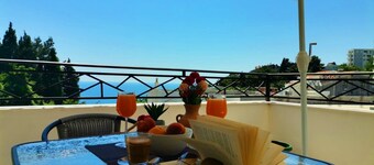 Studio Apartment with Terrace overlooking the sea