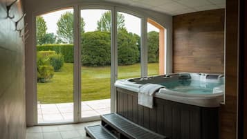 Indoor spa tub