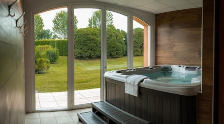 Indoor spa tub. Alysson Hôtel