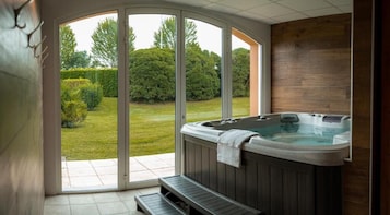 Bañera de hidromasaje cubierta