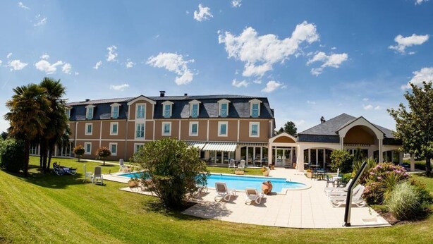 A hotel with a swimming pool, outdoor seating, and a well-maintained lawn. - Alysson Hôtel (Oloron-Sainte-Marie)