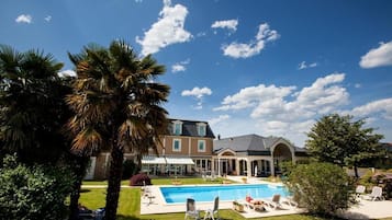 Piscine extérieure (ouverte en saison)