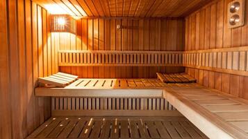 Una sauna con bancos de madera y un diseño de suelo inclinado.