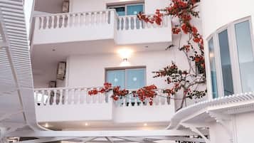 Façana frontal de l'allotjament (vespre/nit)