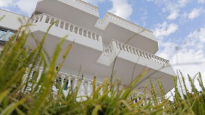 A multi-story building with balconies and a clear sky. - Harmony Hotel (Sarandë)