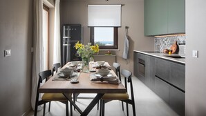 A modern kitchen with a dining area. - Modern apartment with hot tub (Poreč)