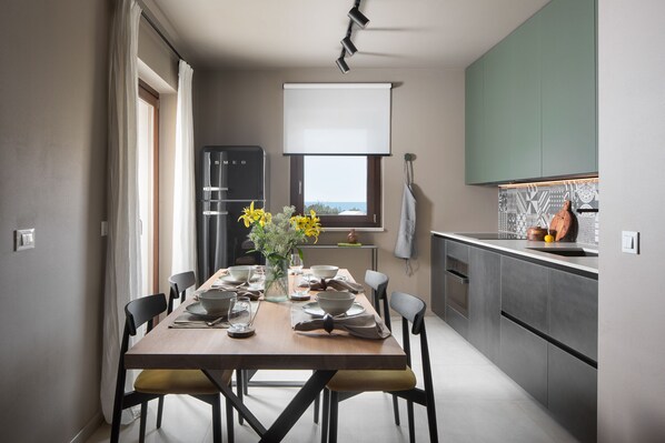 A modern kitchen with a dining area. - Modern apartment with hot tub (Poreč)