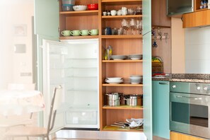 Frigorífico, horno, lavavajillas y trona infantil