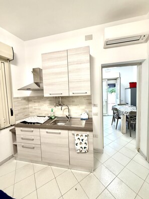 Coffee/tea maker, fridge, microwave, oven