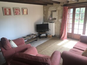 Télévision, lecteur de DVD, livres