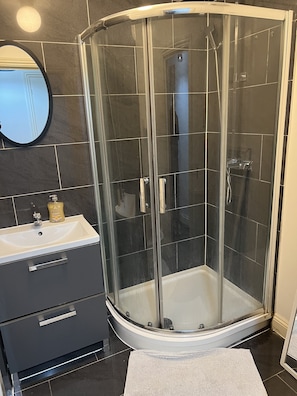 Douche, serviettes fournies, savon