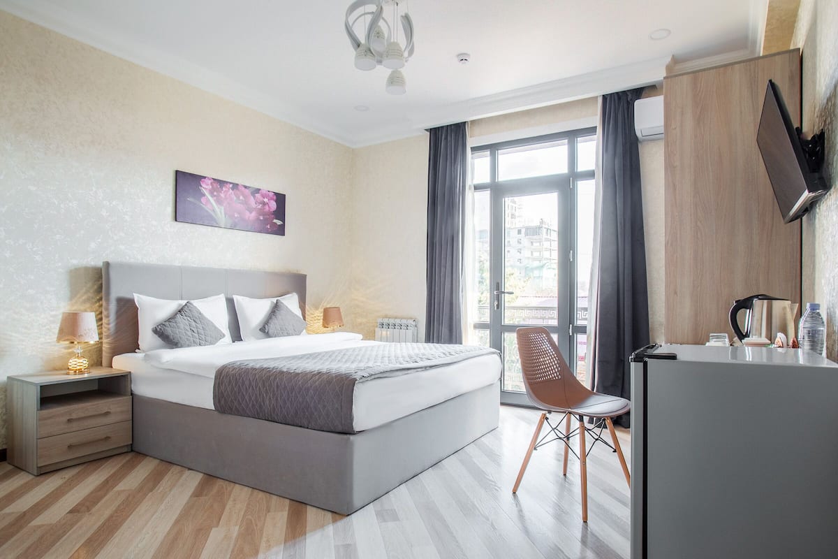 1 dormitorio, ropa de cama de alta calidad, escritorio
