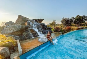 3 piscines extérieures