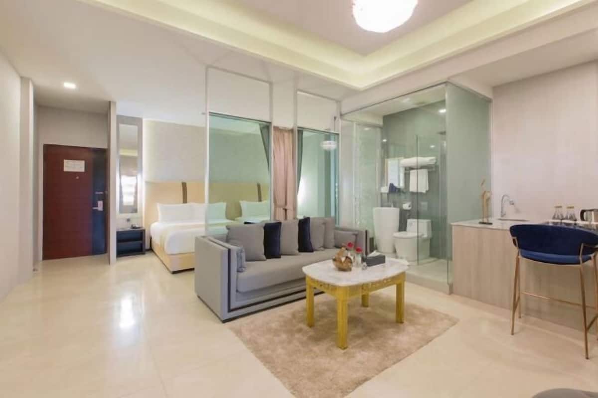 Minibar, in-room safe, desk, free WiFi