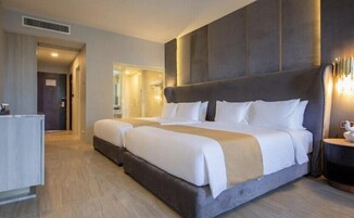 Premier-rum | Minibar, värdeförvaringsskåp på rummet, skrivbord och gratis wi-fi