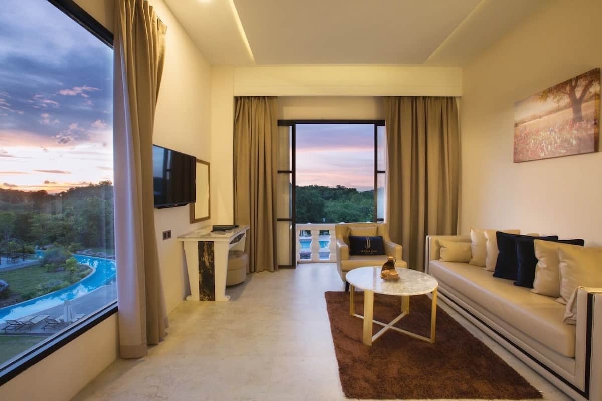 Presidential-Zimmer, Poolblick | Minibar, Zimmersafe, Schreibtisch, kostenloses WLAN