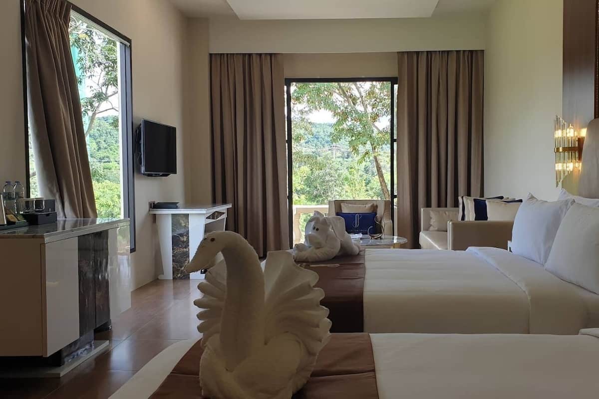 Presidential Room, Garden View | Minibar, in-room safe, desk, free WiFi