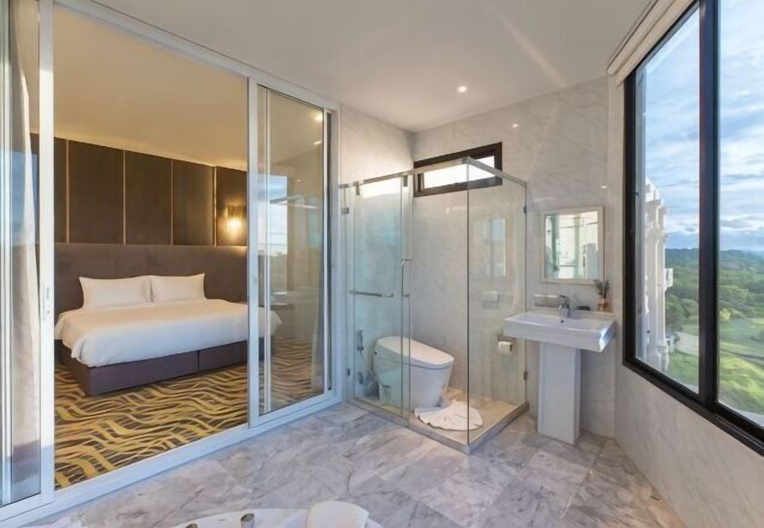 Minibar, in-room safe, desk, free WiFi