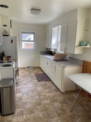 Frigorifero, microonde, forno, piano cottura