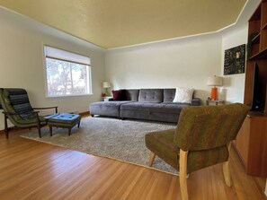 Smart TV - Mid-century Bungalow - Walking distance to The Good Food Store and minutes from Downtown! (Missoula)