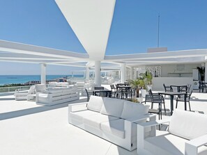 Outdoor dining - Global Vacacional: Stunning apartment with private pool and terrace overlooking the sea (Canet d´en berenguer)