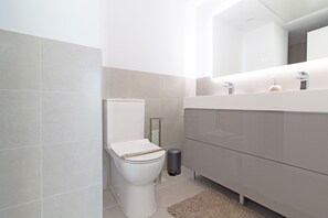 Shower, hair dryer, towels - Global Vacacional: Stunning apartment with private pool and terrace overlooking the sea (Canet d´en berenguer)