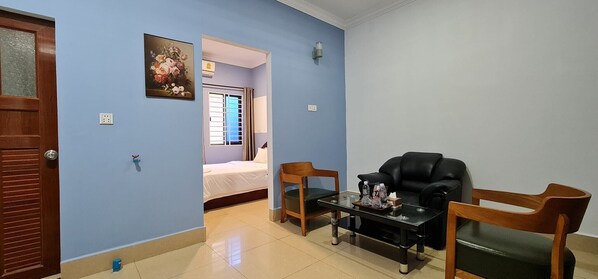 高档床上用品、记忆海绵床垫、特色家居、办公桌